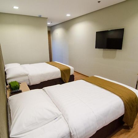 Madison Hotel Phl Илоило Экстерьер фото