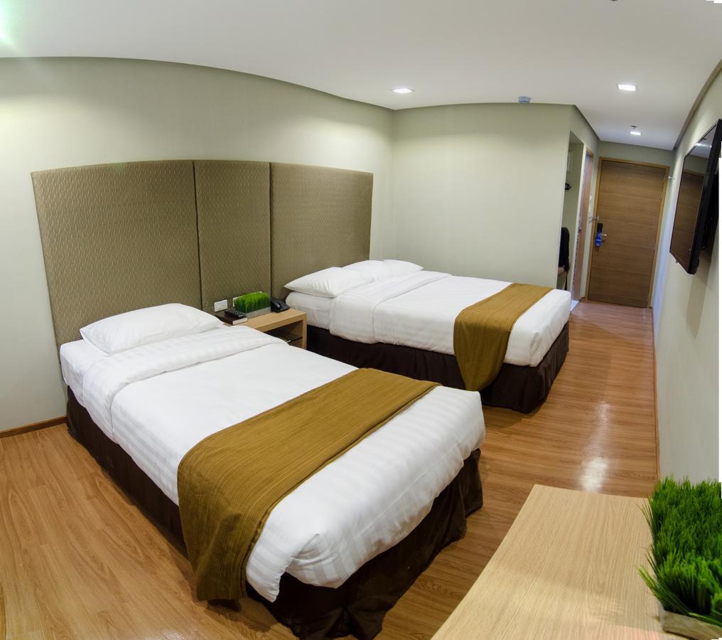 Madison Hotel Phl Илоило Экстерьер фото
