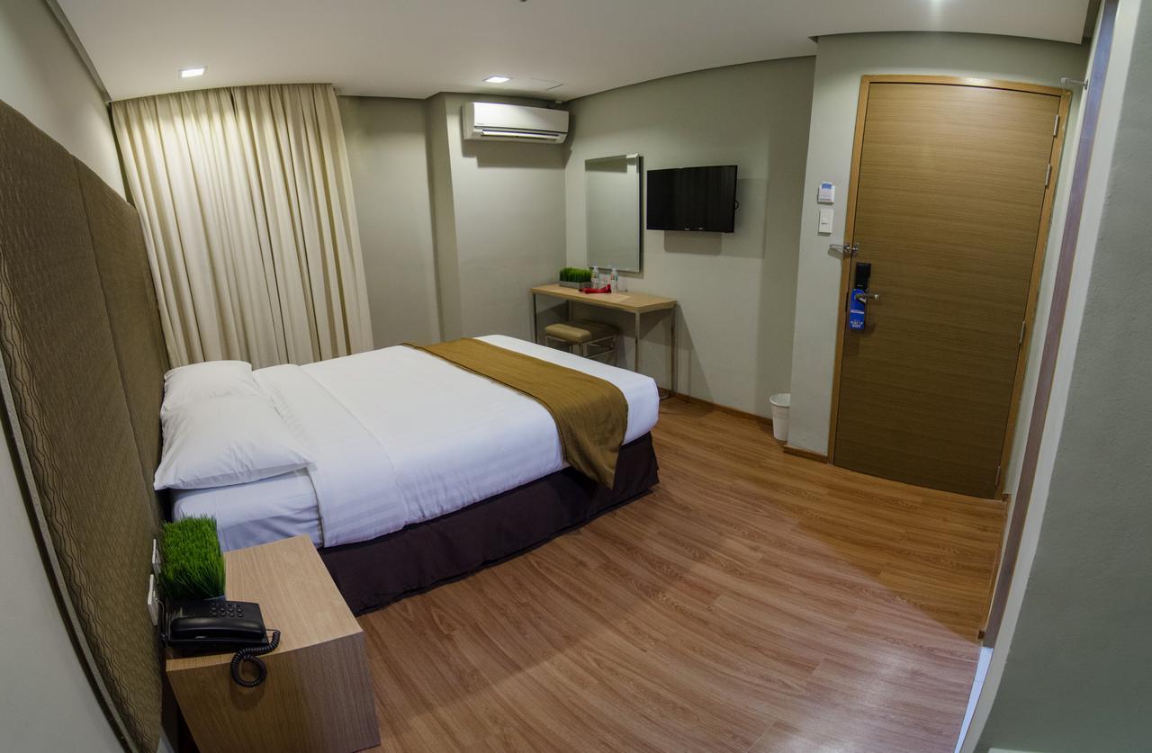Madison Hotel Phl Илоило Экстерьер фото