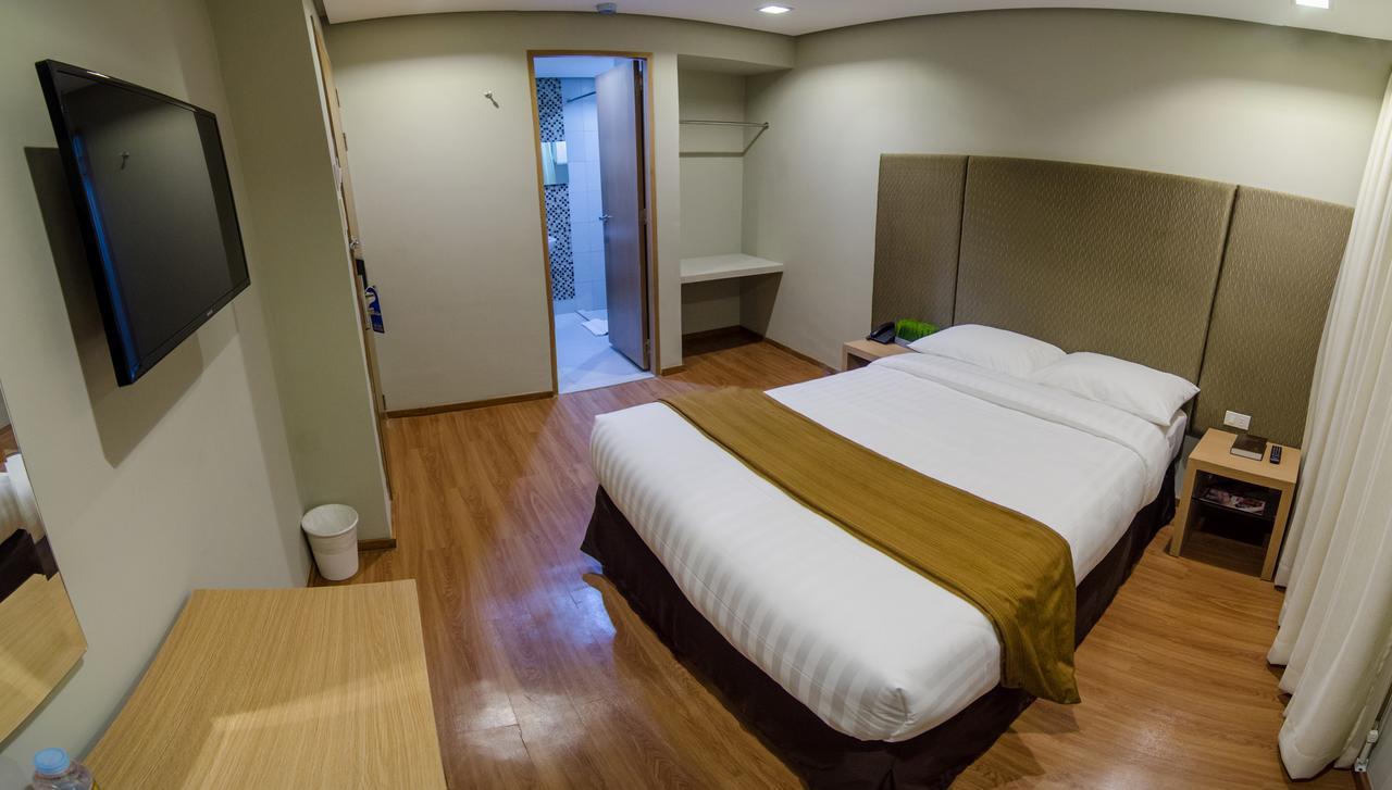 Madison Hotel Phl Илоило Экстерьер фото